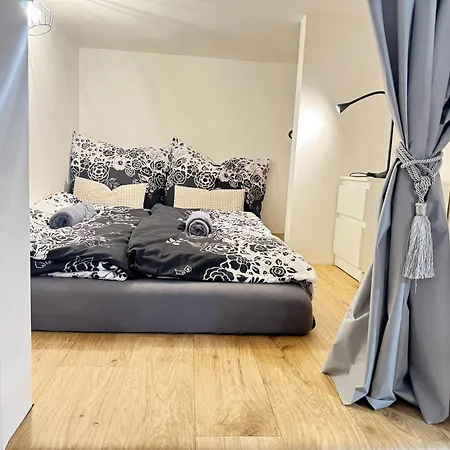 Free Parking - Cozy Near Vysehrad Railway Bridge Apartment