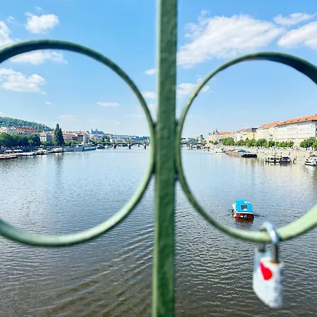 Apartment Free Parking - Cozy Near Vysehrad Railway Bridge Prague