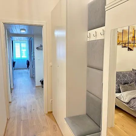Free Parking - Cozy Near Vysehrad Railway Bridge Apartment Prague