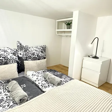 Free Parking - Cozy Near Vysehrad Railway Bridge Apartment