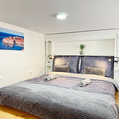Free Parking - Cozy Near Vysehrad Railway Bridge Apartment