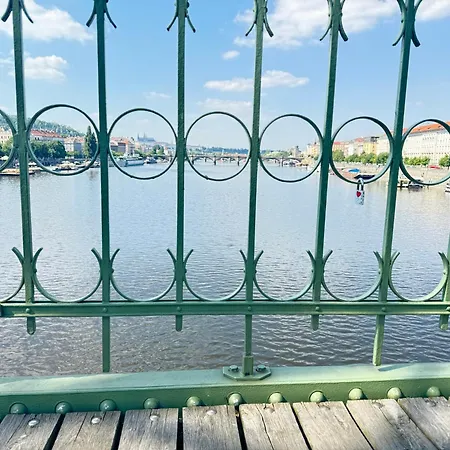 Apartment Free Parking - Cozy Near Vysehrad Railway Bridge